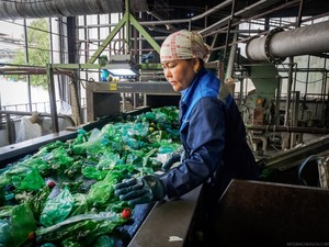 Сортировка и утилизация пластиковых бутылок