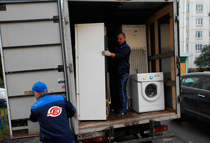 Утилизация холодильников работниками жилищно-эксплуатационных служб