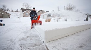 Очистка территорий от снеговых заносов с помощью снегоуборочных машин